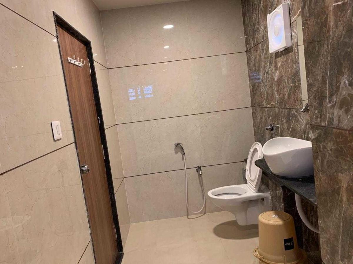 Hotel Radha Krishna Ānand Екстериор снимка
