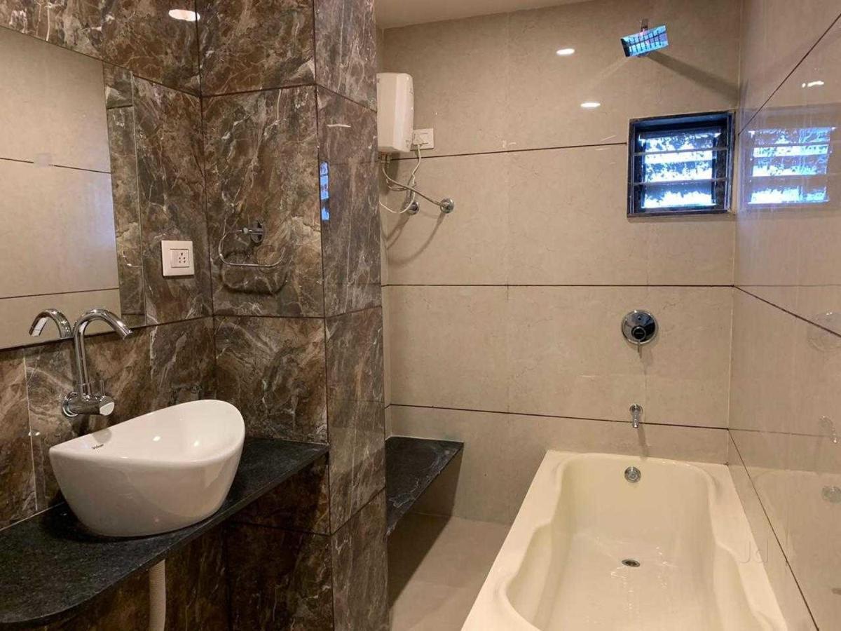 Hotel Radha Krishna Ānand Екстериор снимка
