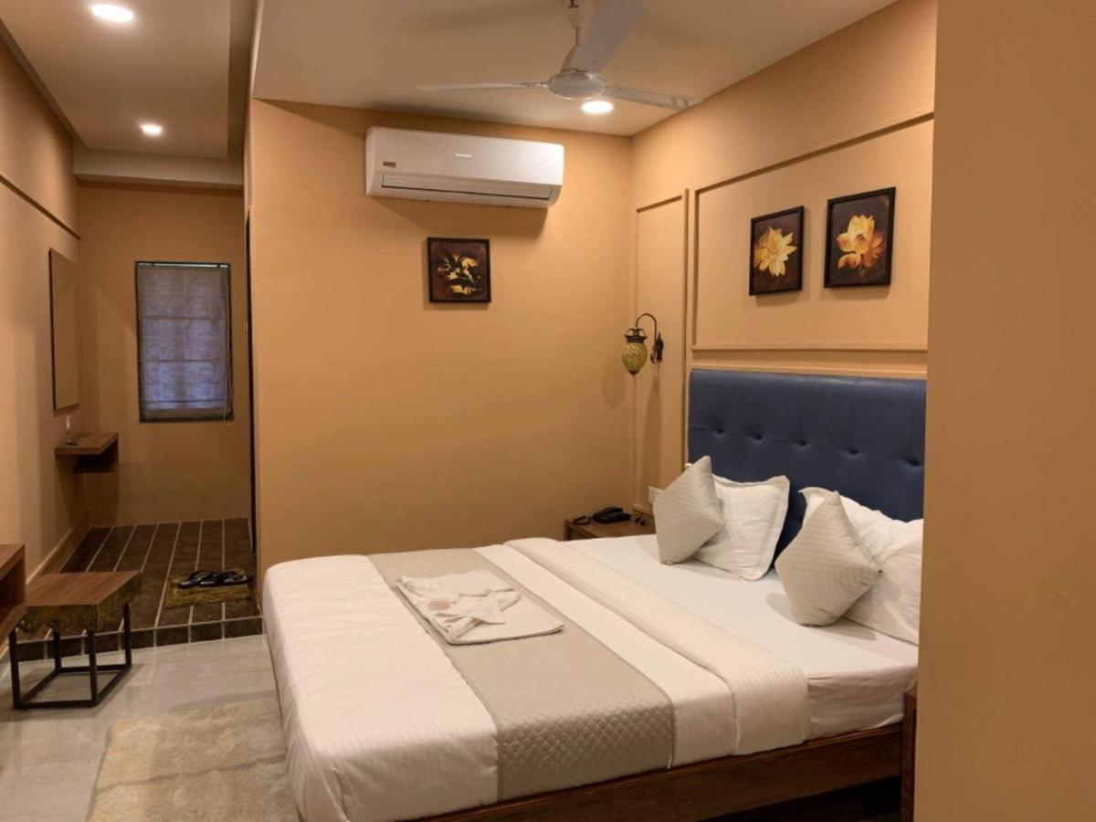Hotel Radha Krishna Ānand Екстериор снимка