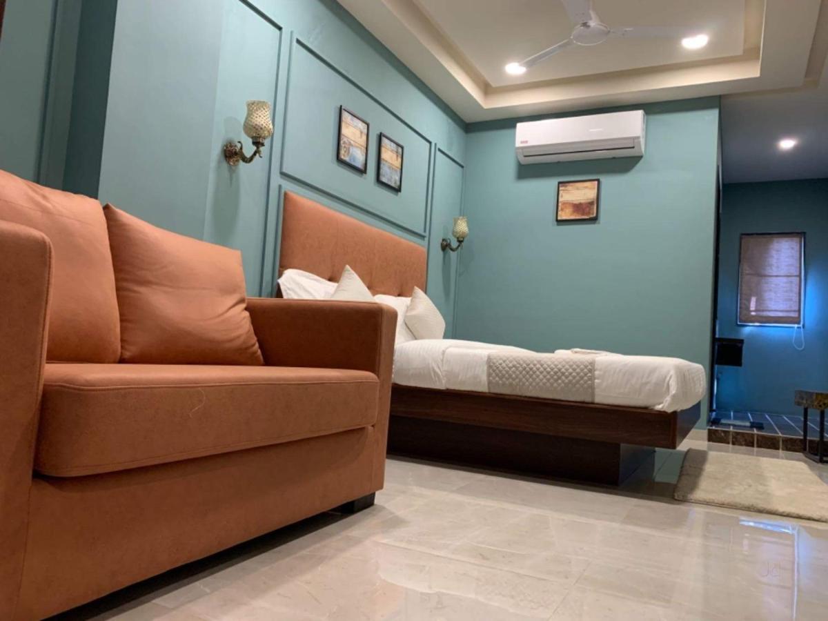 Hotel Radha Krishna Ānand Екстериор снимка